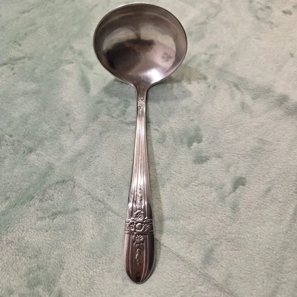Vintage Wm Rogers Extra Plate Gravy Ladel Triumph Pattern 1941